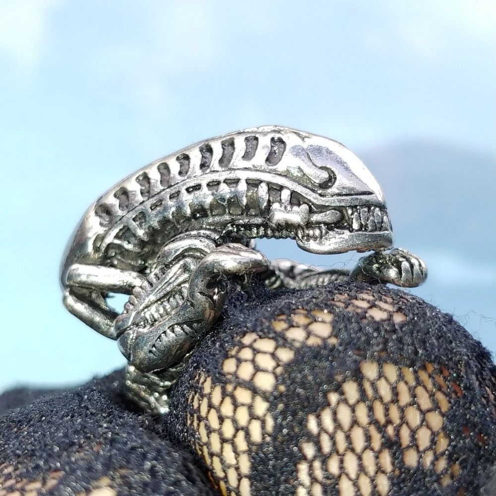 Amazing Adjustable Xenomorph "Alien" Biker Ring!